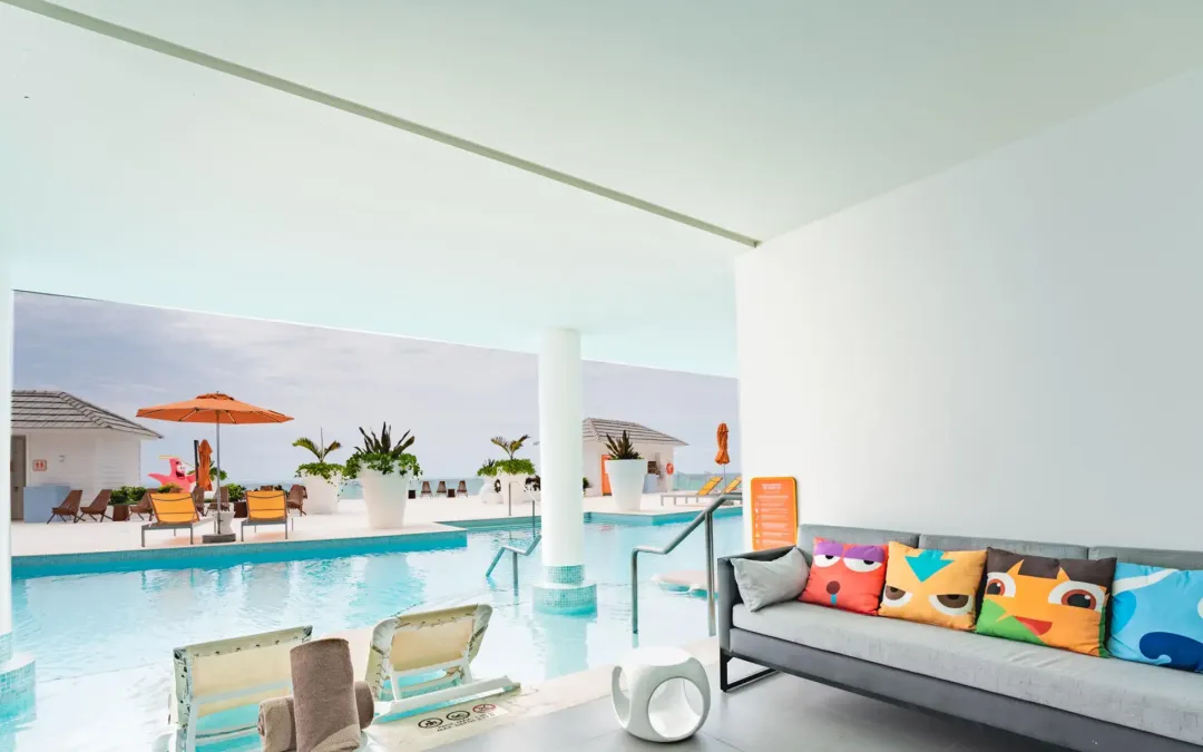 Swim-up Oceanfront Pool Deck Level Queen Suite -Terrace Lounge with Pool View