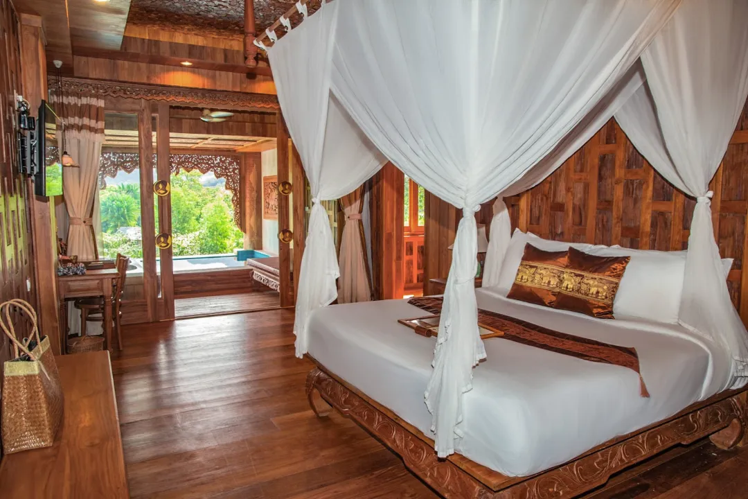 Grand Pool Suite Water View - Bedroom