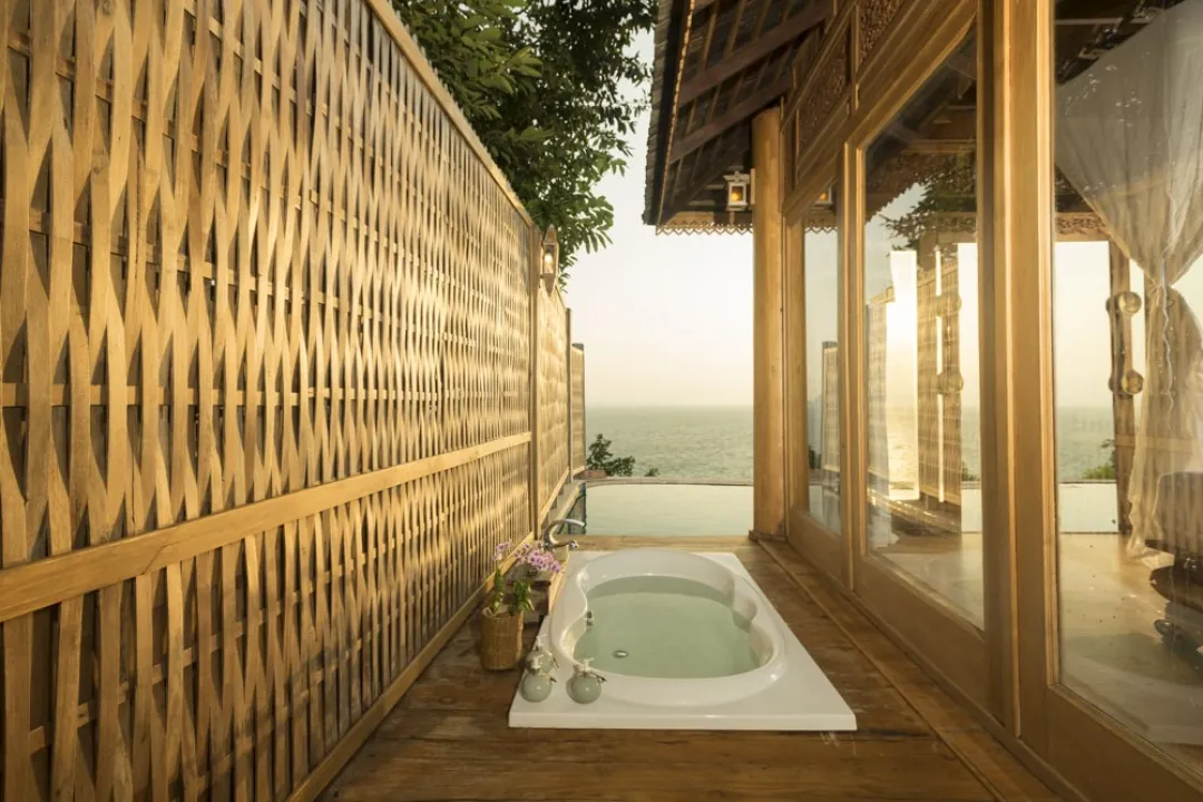 Ocean View Pool Villa - Bathtub with View