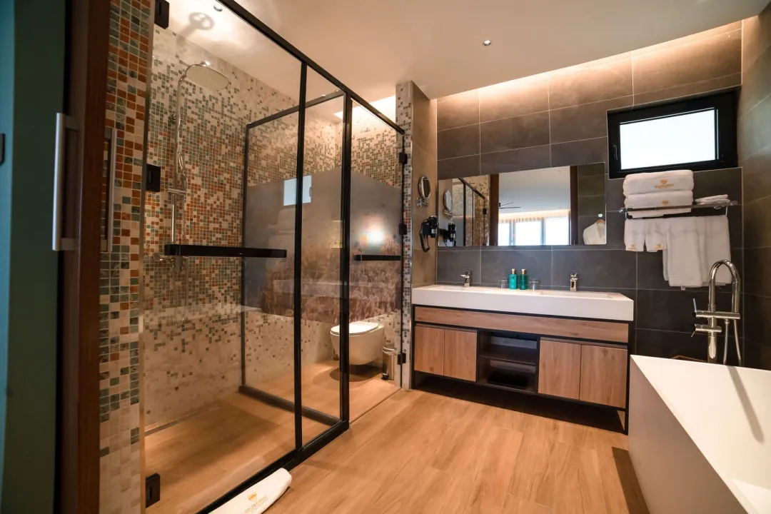 Golden Rock Dive and Nature Resort - Deluxe Ocean View Room - Bathroom - Full Layout