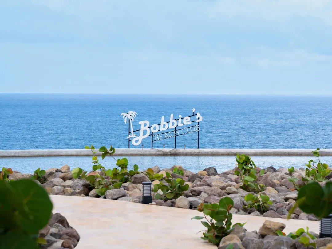 Golden Rock Dive and Nature Resort - Bobbies Beach Club Restaurant - Location