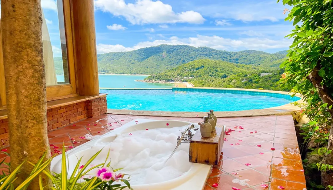 Royal Grand Pool Villa - Bathtub with View