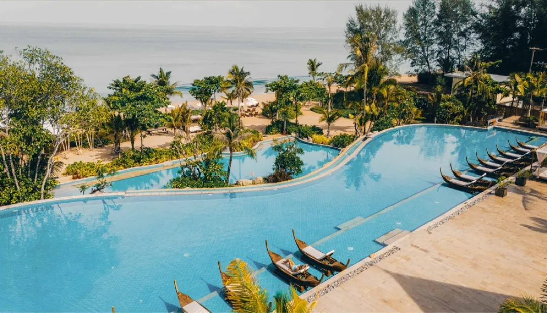 Santhiya Phuket Natai Resort - Pool Lounge
