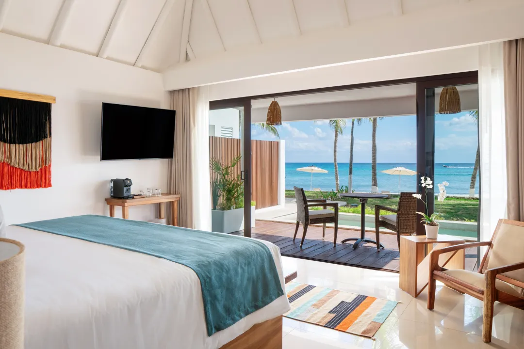 Beachfront Swim Up Suite - Bedroom with Sea View