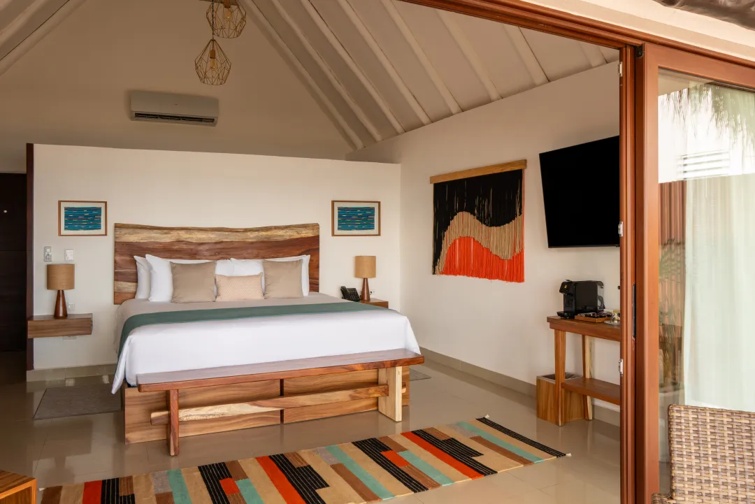 Beachfront Swim Up Suite - Bedroom