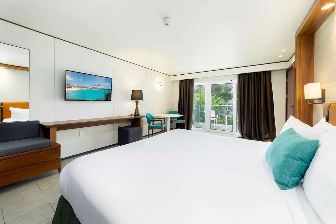 Oasis Pool View Room - King Bed with View