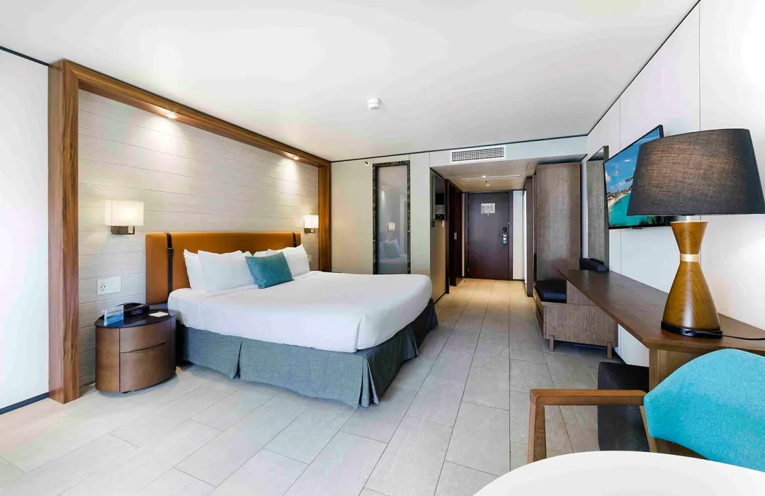 Oasis Pool View Room - King Bed