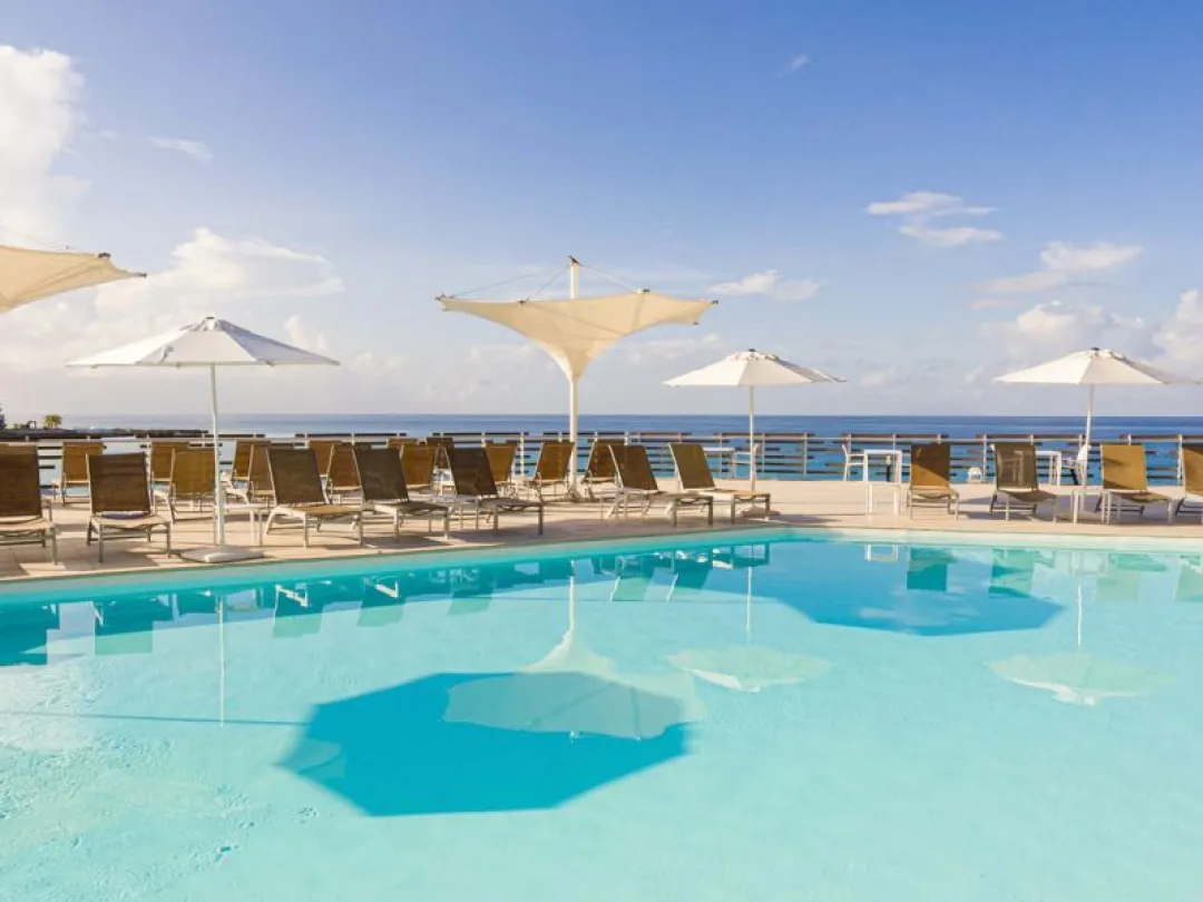 Sonesta Ocean Point Resort - Pool Lounge