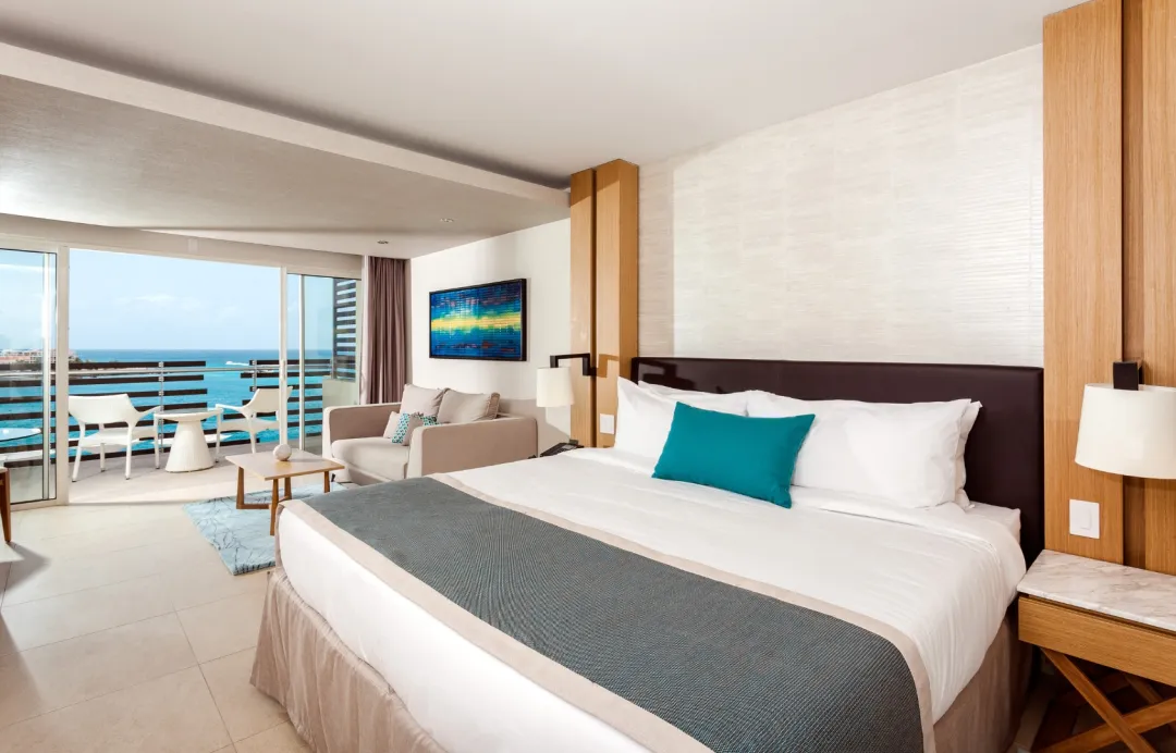Junior Suite King - King Bedroom with Sea View