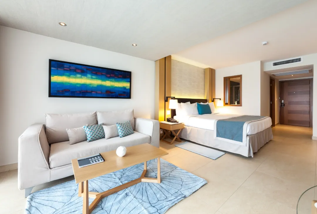 Junior Suite King - King Bedroom with Seating Aeria