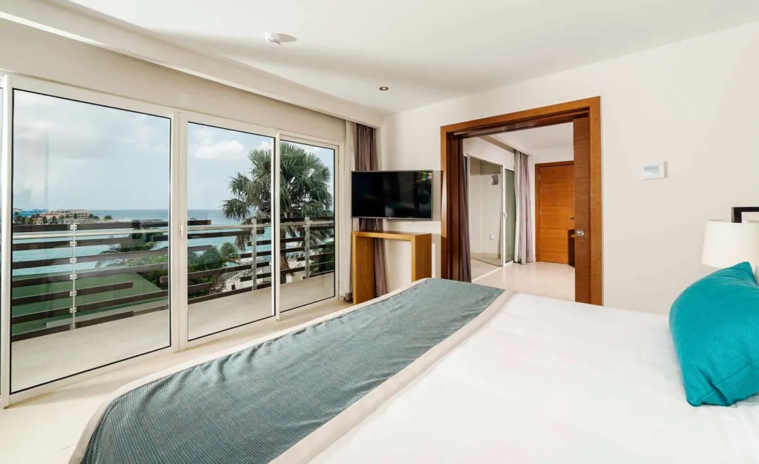 Deluxe One Bedroom Suite - Bedroom wiht Sea View