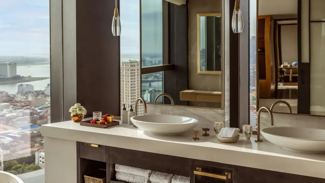 Rosewood-Phnom-Penh-Signature-Suite-Bathroom