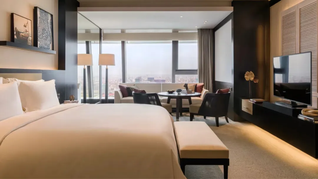 Rosewood-Phnom-Penh-Executive-Room-Bed