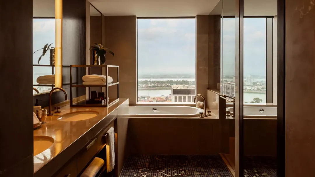 Rosewood-Phnom-Penh-Mekong-Suite-Bathroom