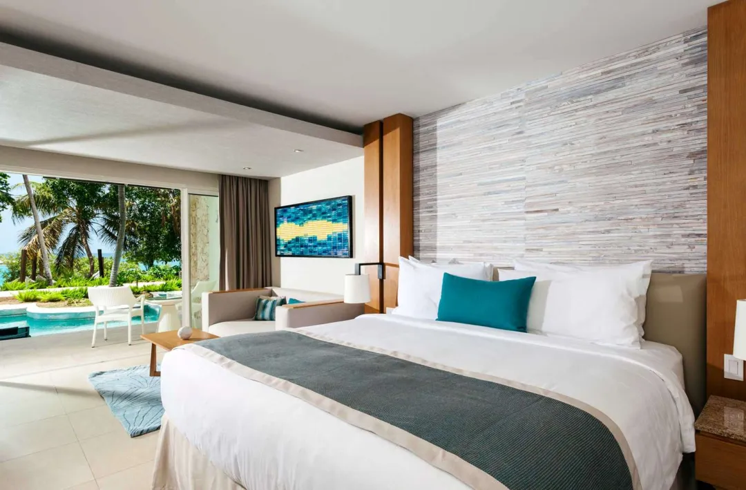 Swim out Junior Suite - Bedroom with Pool Access