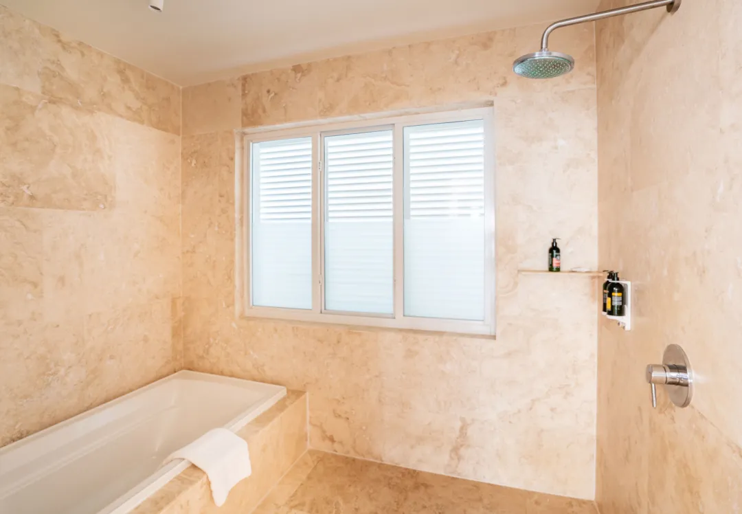 Oceanview Suite - Bathroom