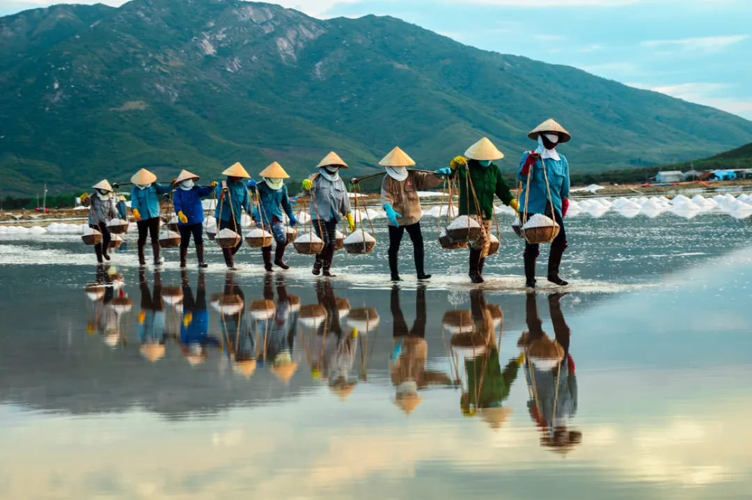 Nha Trang - Women carry salt