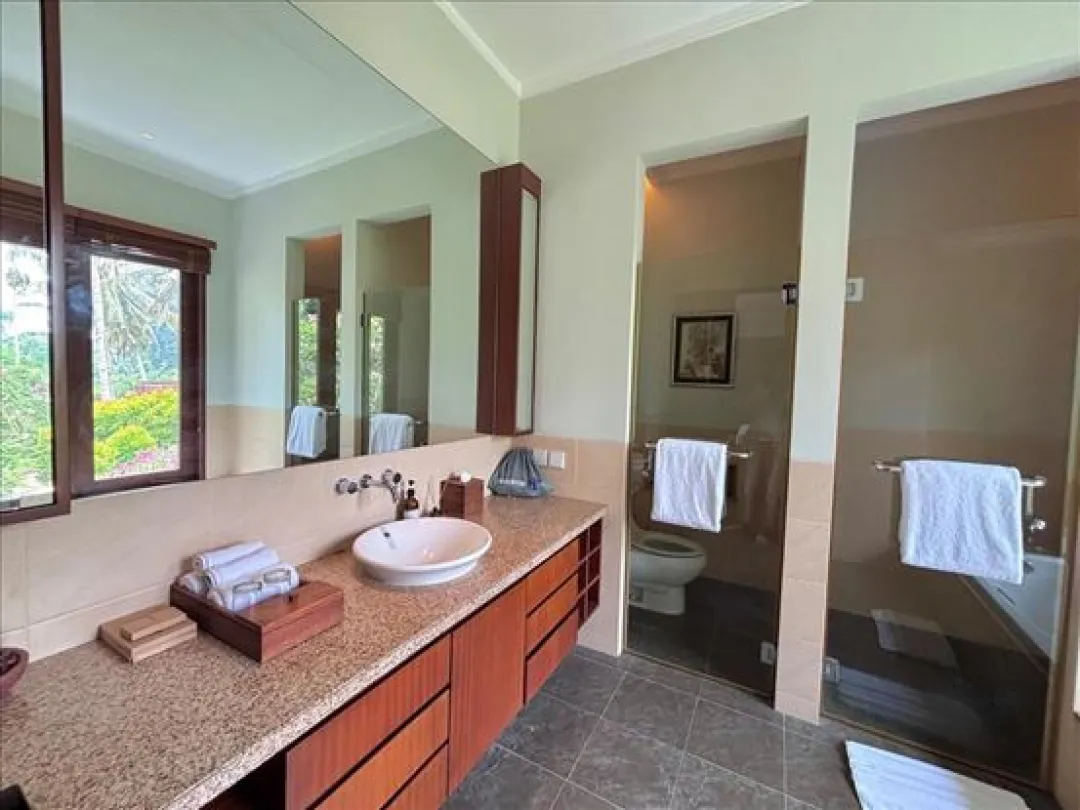 Bumi Kinar - Deluxe Balcony Terrace Room - Bathroom