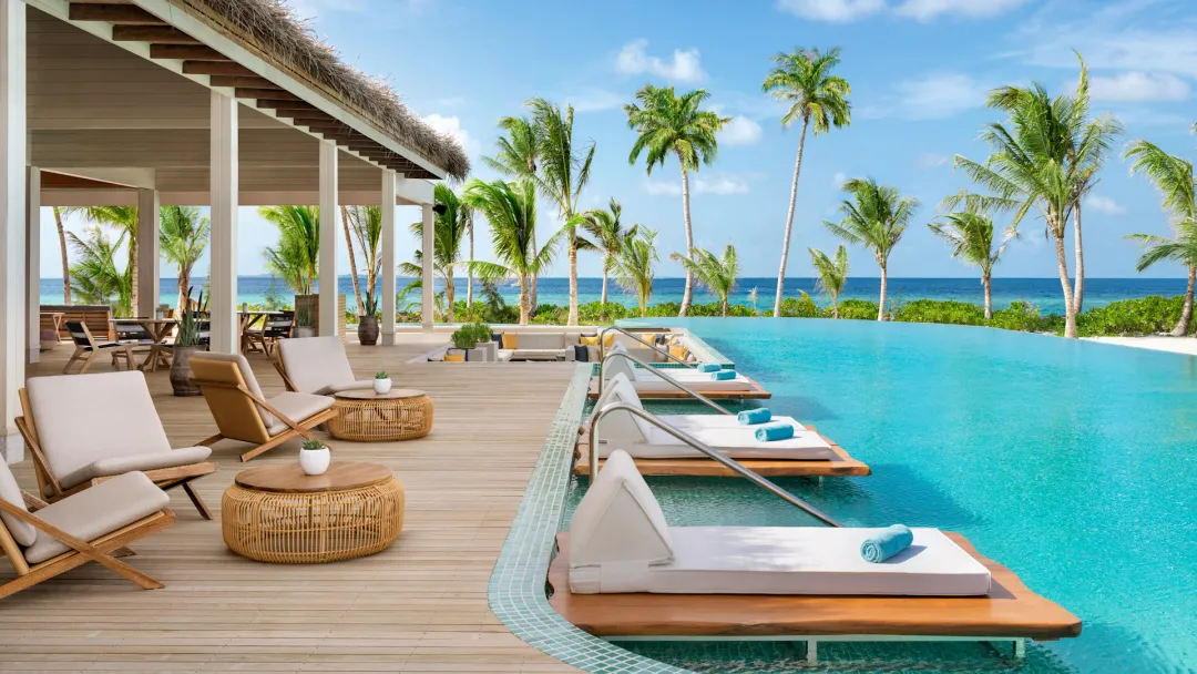 Hilton-Maldives-Amingiri-Resort-and-Spa-Pool-Bar-Area