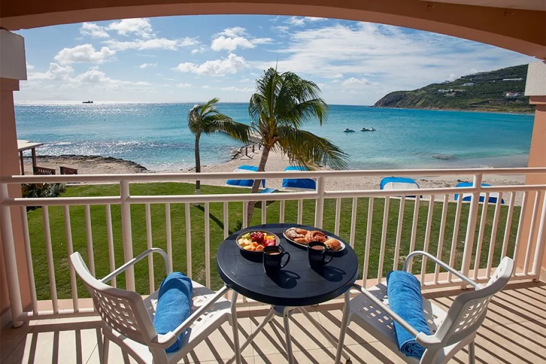 Beachfront Guestroom -Balcony Lounge