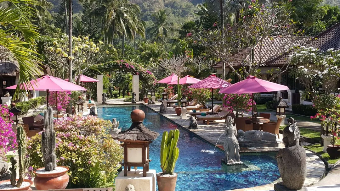 Puri Mas Boutique Resort - Pool with Beds