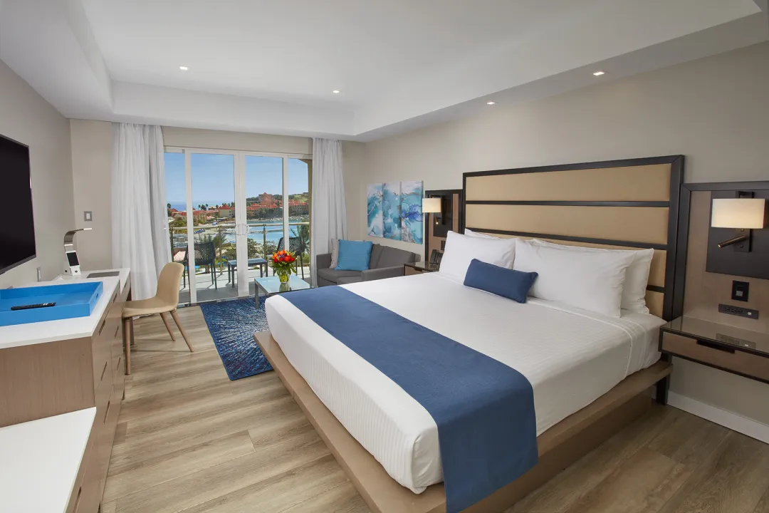 Oceans King Guestroom - King Bed with Sea View