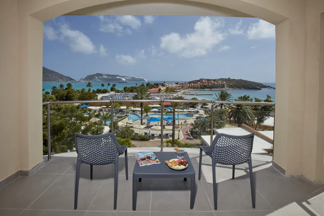 Oceans King Guestroom - Balcony Lounge