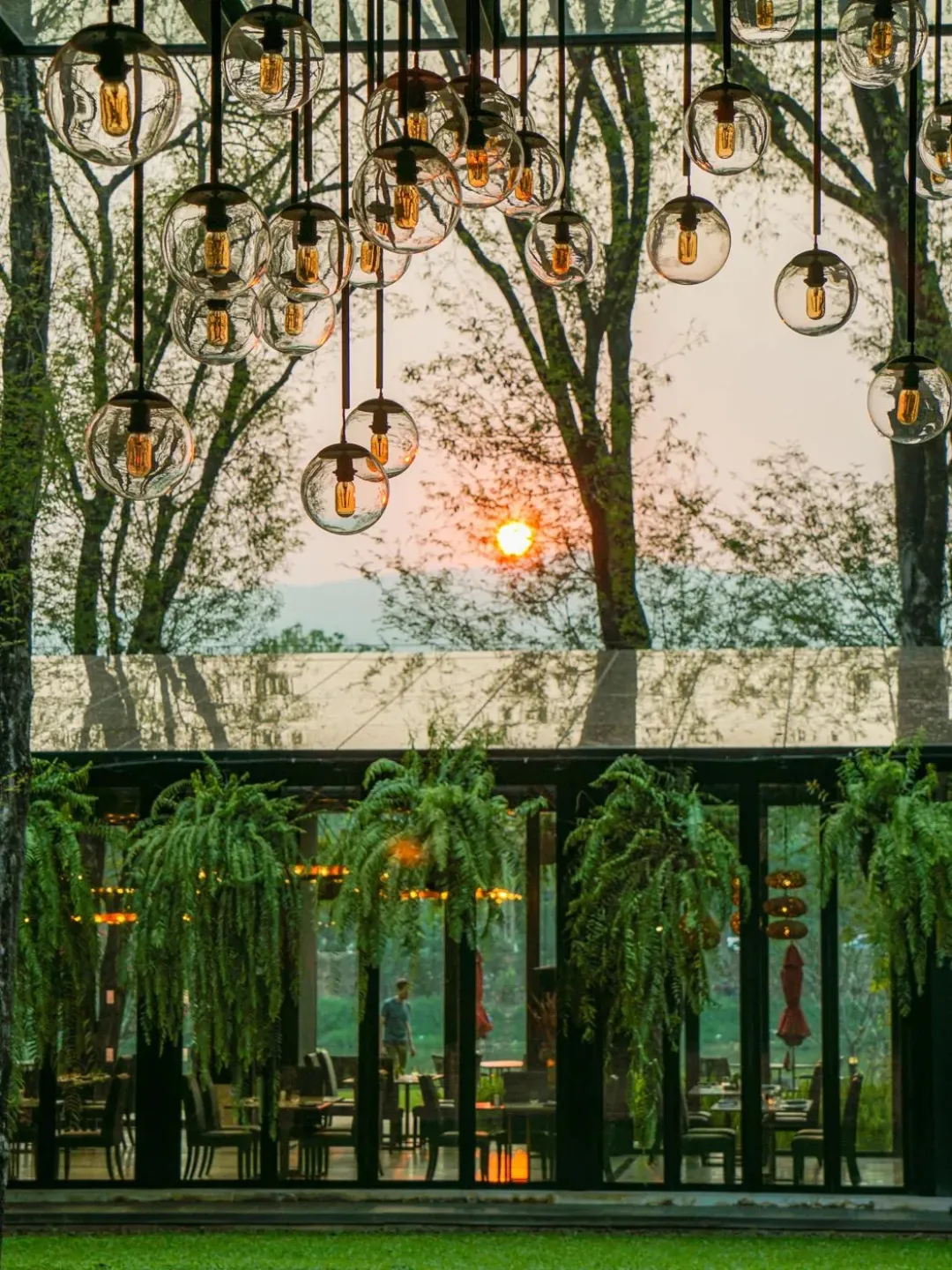 Cross-Chiang-Mai-Riverside-Restaurant-Deco