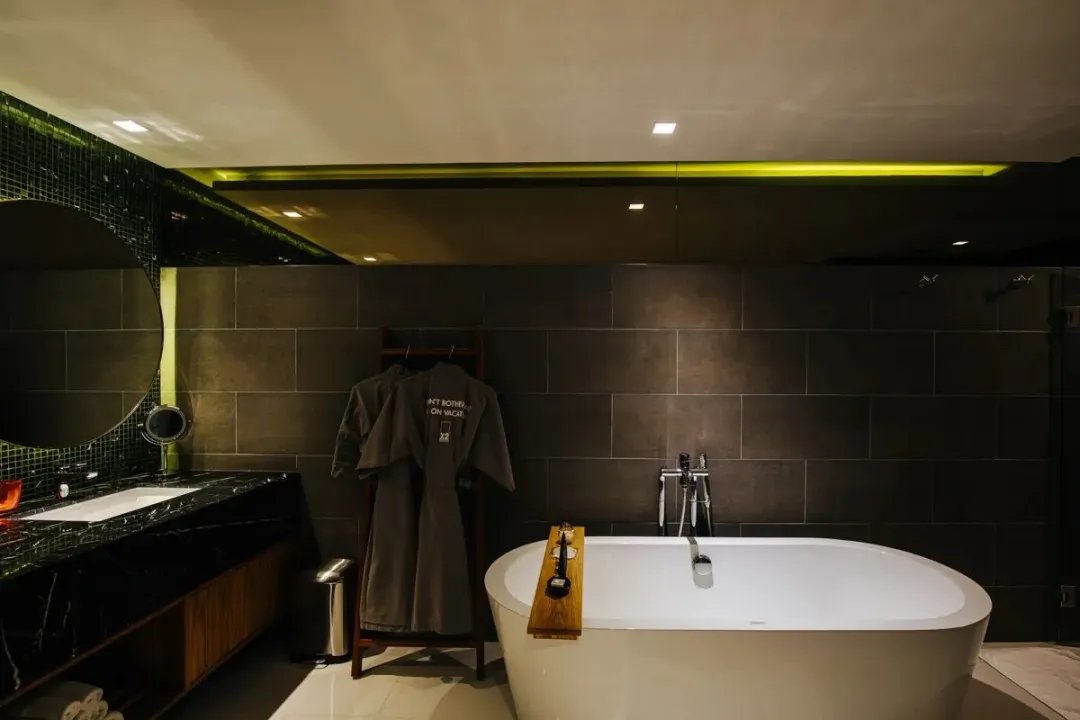 Cross-Chiang-Mai-Riverside-Grand-Suite-River-View-Bathroom