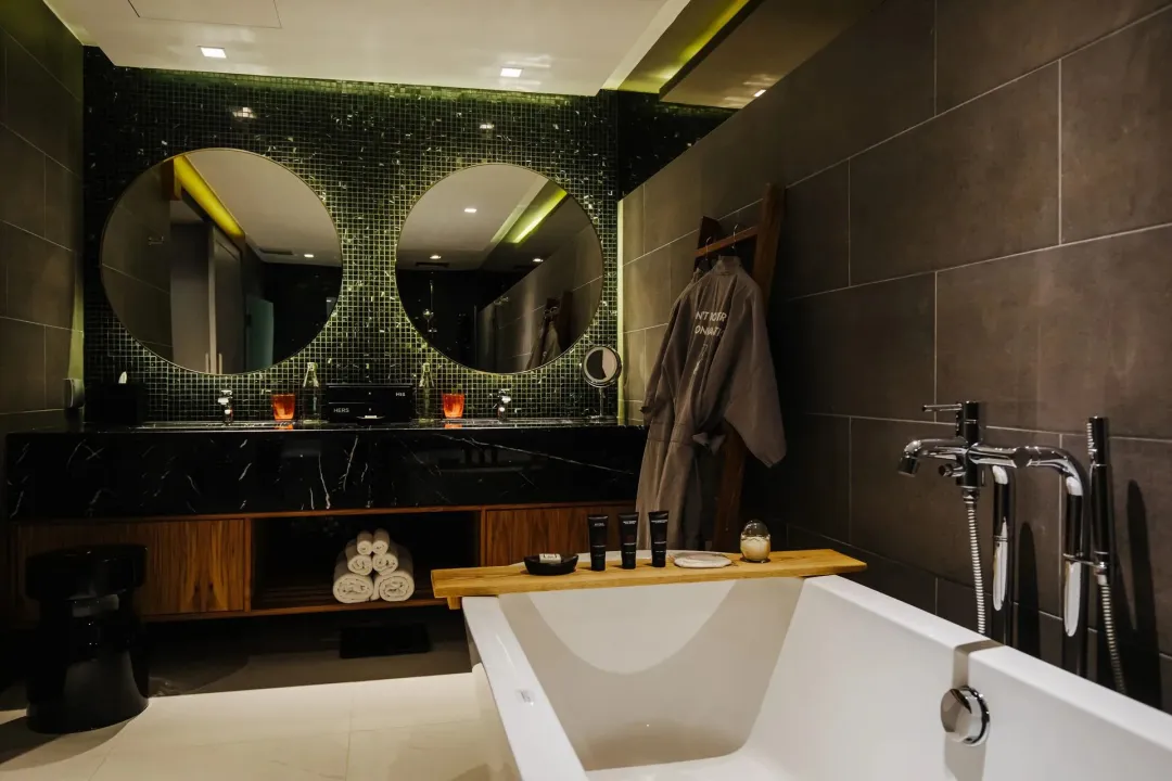 Cross-Chiang-Mai-Riverside-Pool-Suite-Bathroom