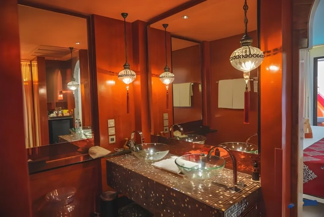 Junior Suite with Pool View - Bathroom