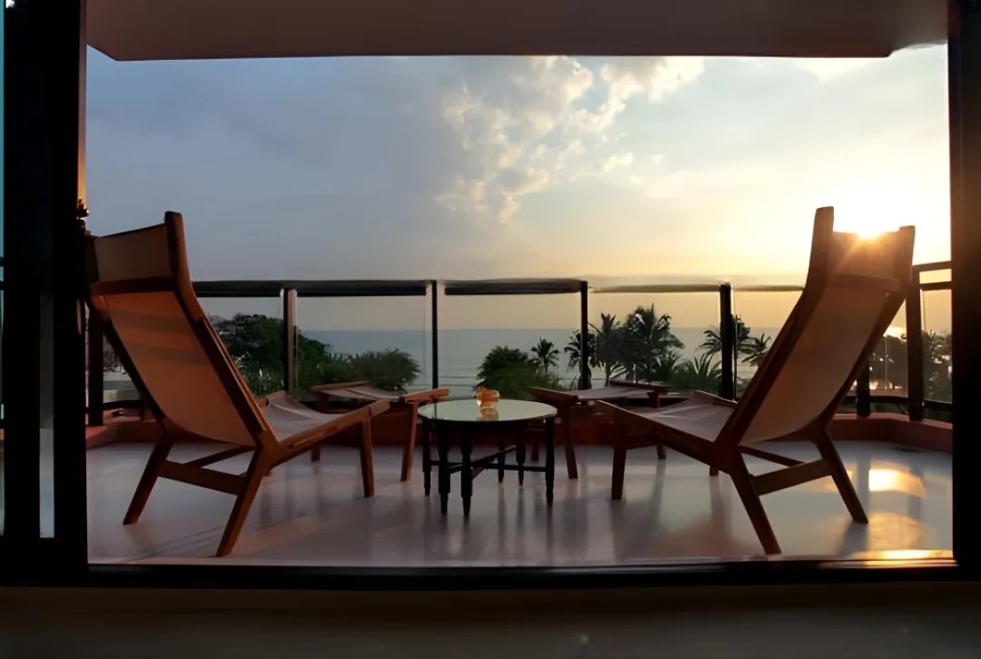 Oceanfront Suite - Balcony Lounge