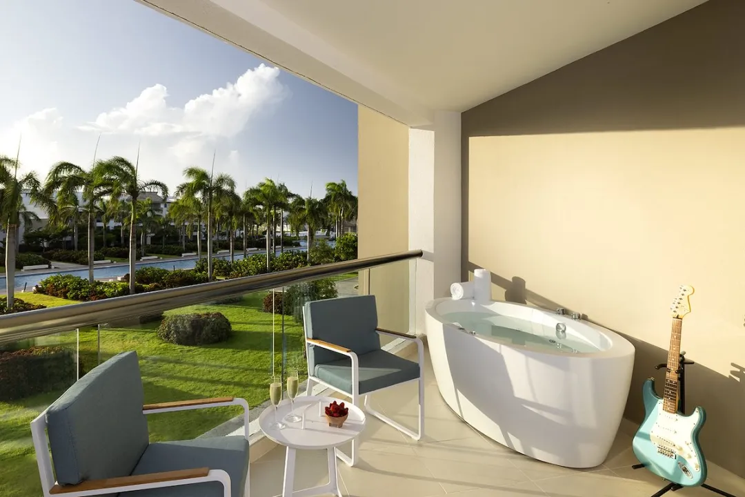 Caribbean Suite Double Beds and Sofa Bed - Balcony Lounge