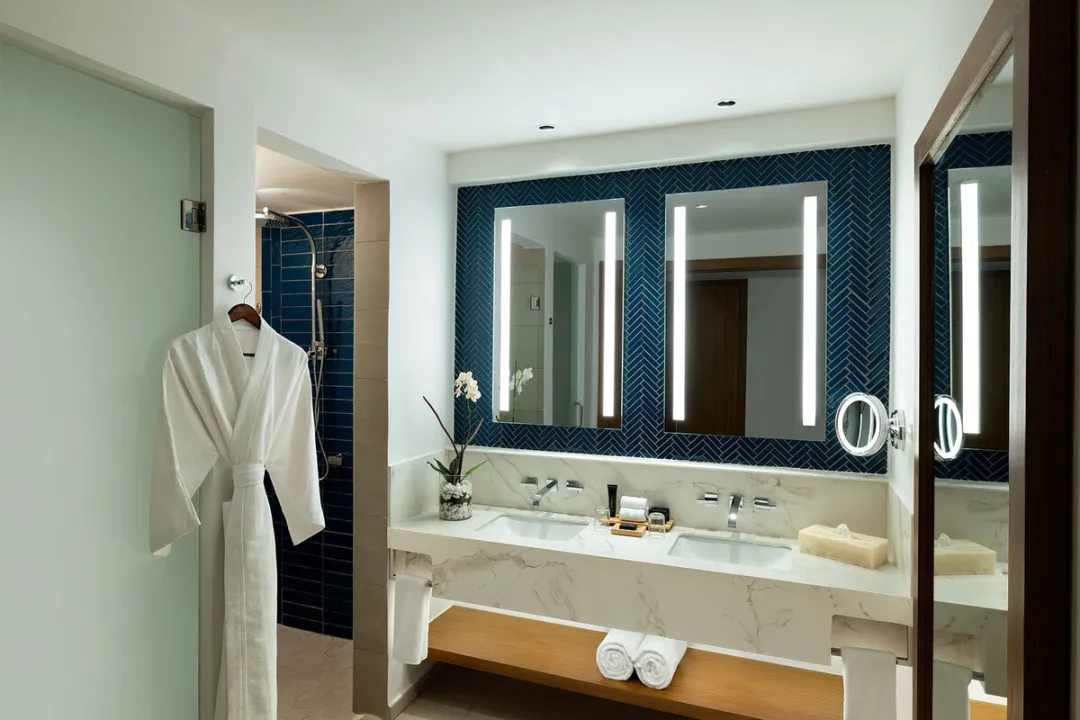 Islander Junior Suite Two King Beds and Sofa Bed - Bathroom