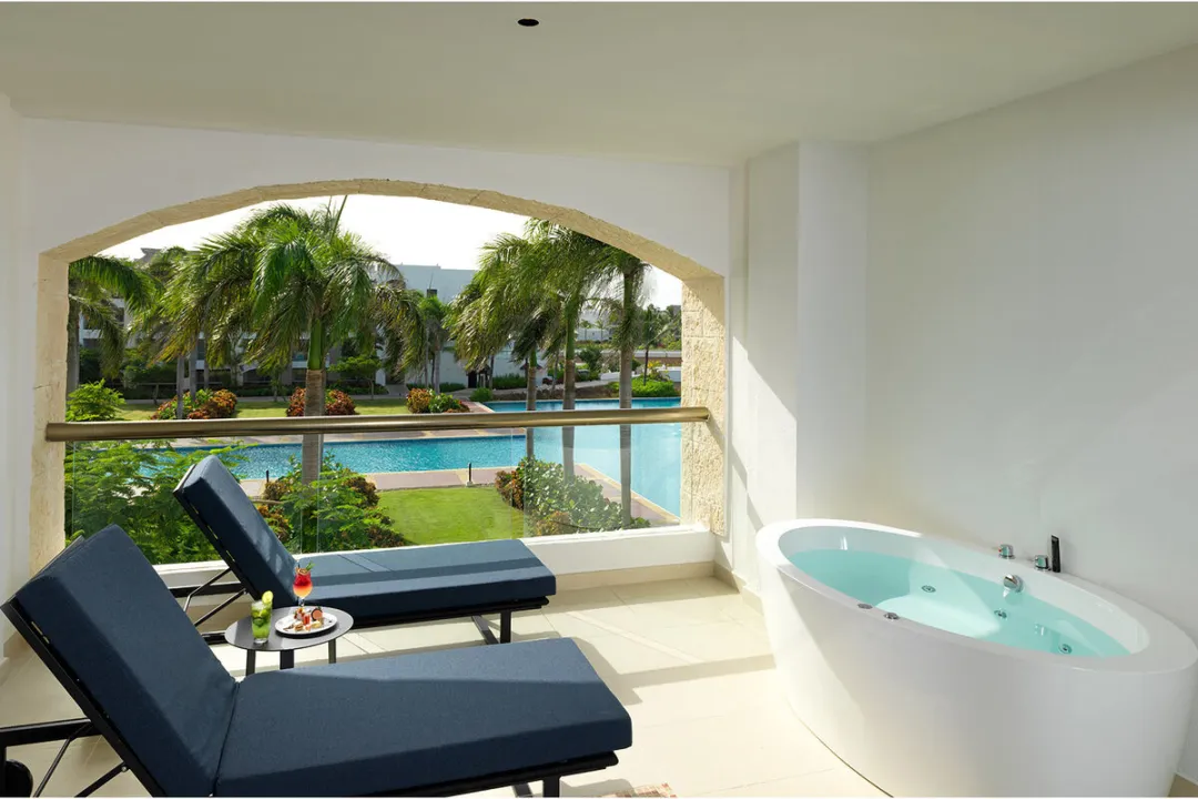 Islander Junior Suite Two King Beds and Sofa Bed - Balcony Lounge