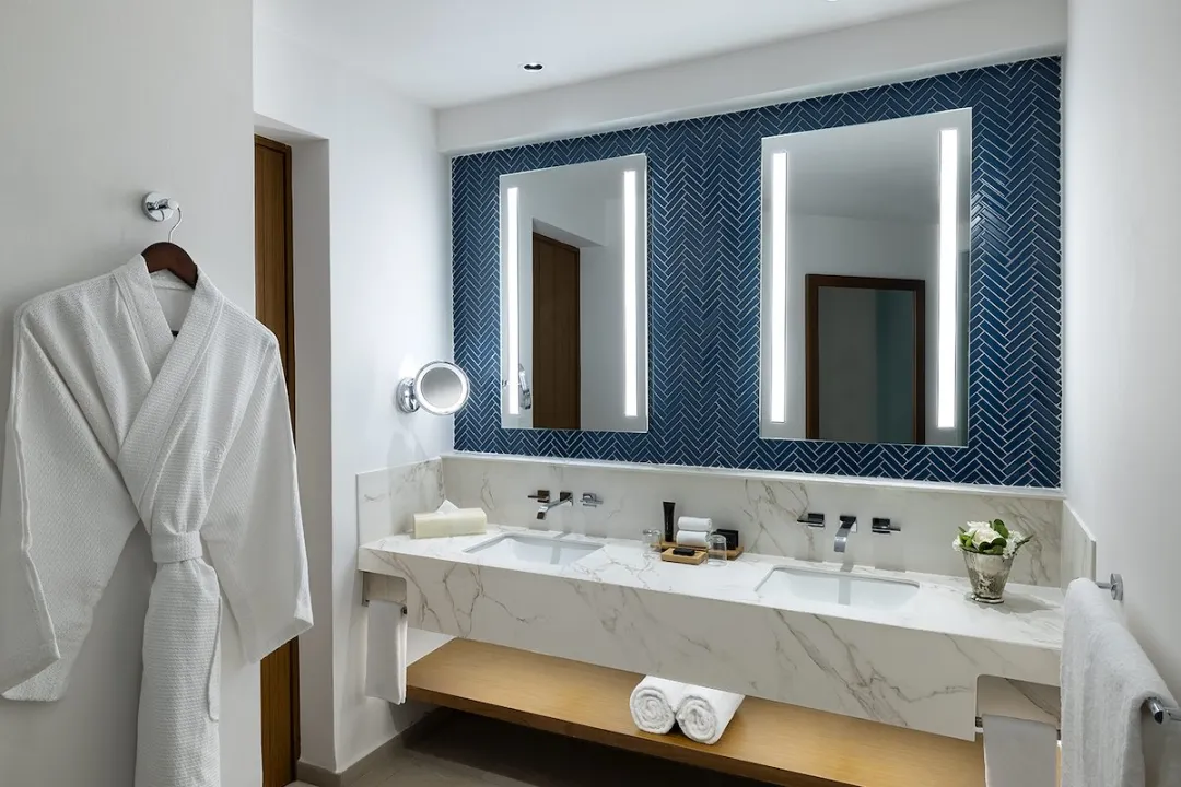 Caribbean Diamond King Bed and Sofa Bed - Bathroom