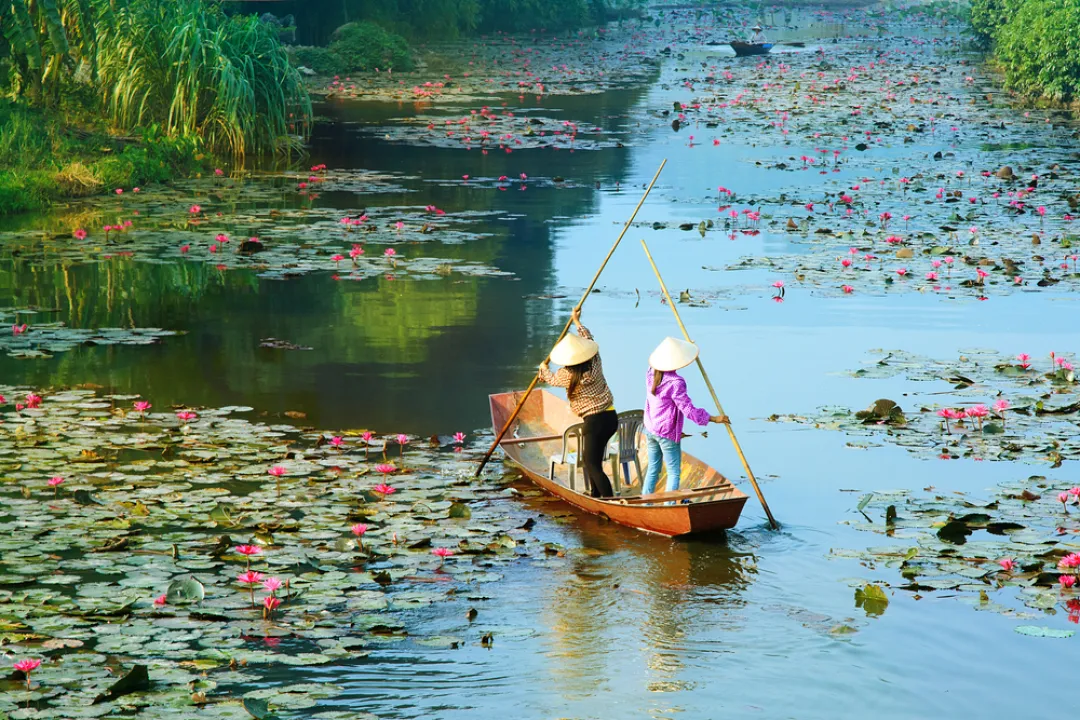 Yen stream on the way to Huong pagoda 