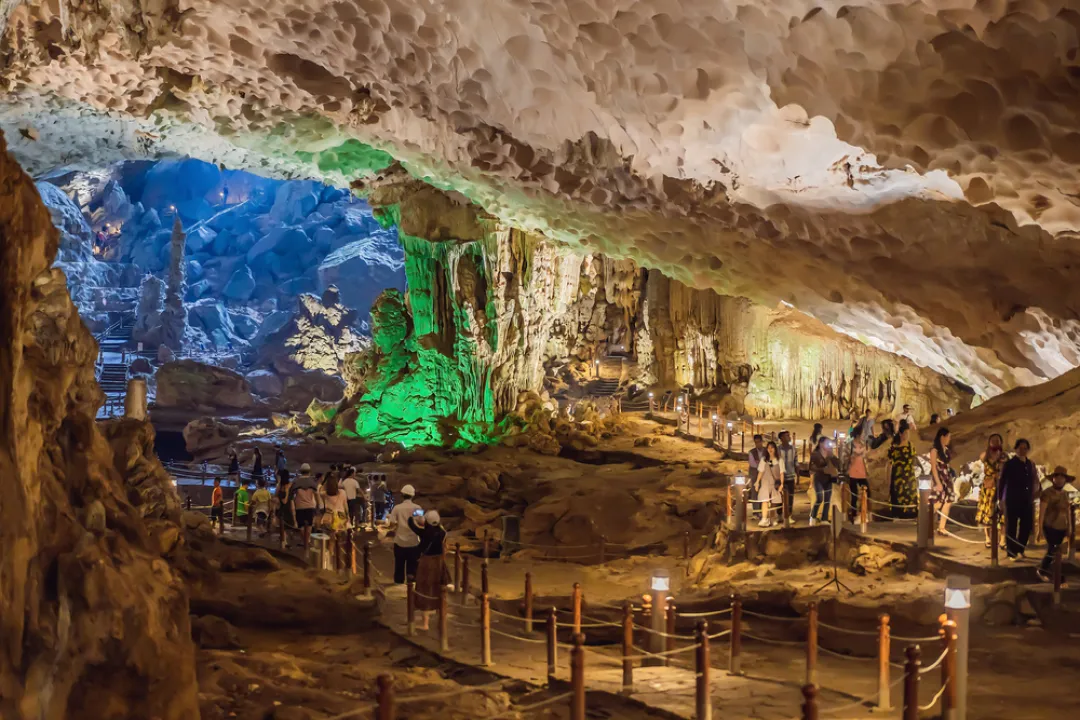 Hang Sung Sot Grotto Cave 