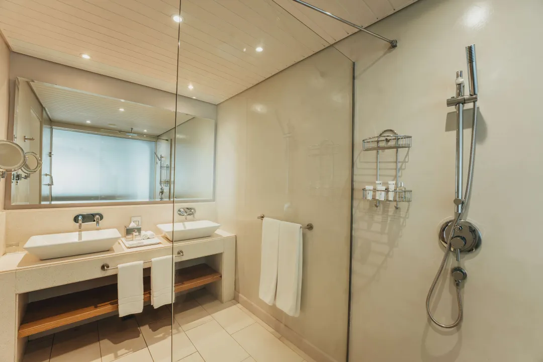 Beachfront Junior Suite with Pool - Bathroom