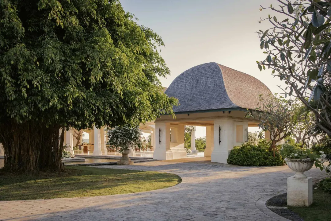 Jumeirah-Bali-Hotel-Entrance
