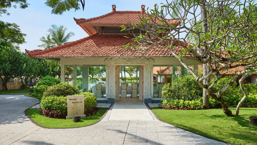 Grand-Hyatt-Bali-Pavilion-by-the-sea-entrance