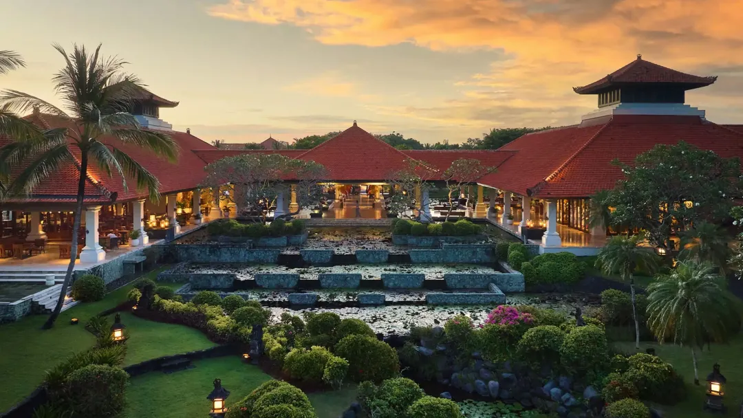 Grand-Hyatt-Bali-Resort-Entrance-at-dusk