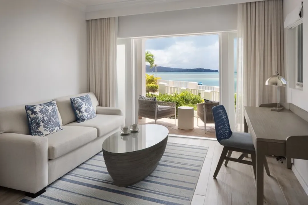 Coastline Deluxe Room - Living Room