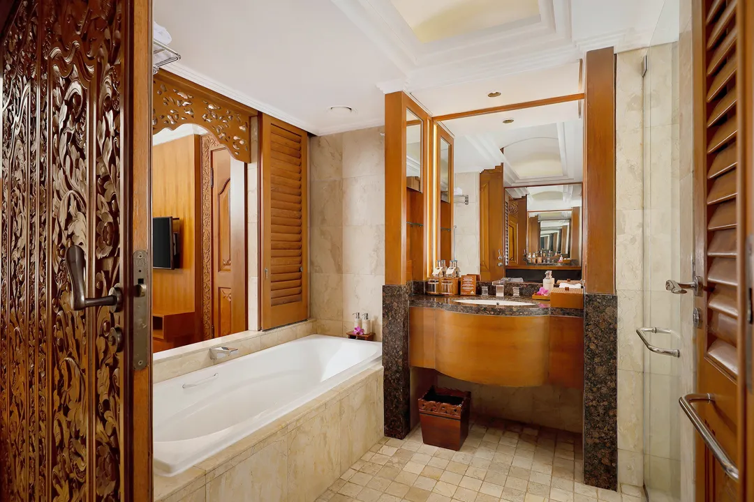 Nusa Dua Beach Hotel and Spa - Palace Club Room - Lagoon Access - Bathroom