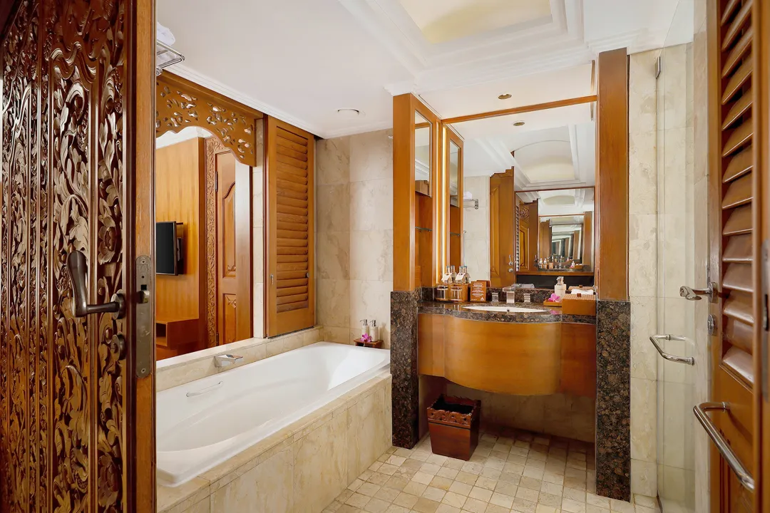 Nusa Dua Beach Hotel and Spa - Palace Club Suite -  BAthroom