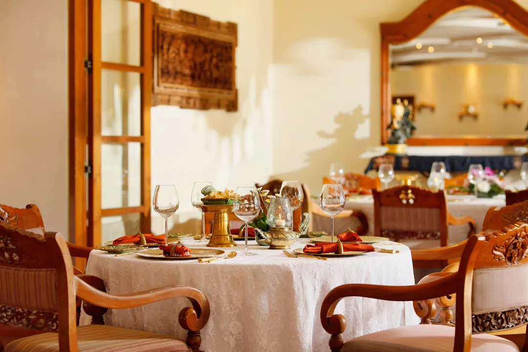 Nusa Dua Beach Hotel and Spa - Raja's Balinese Cuisine - Table Arrangement
