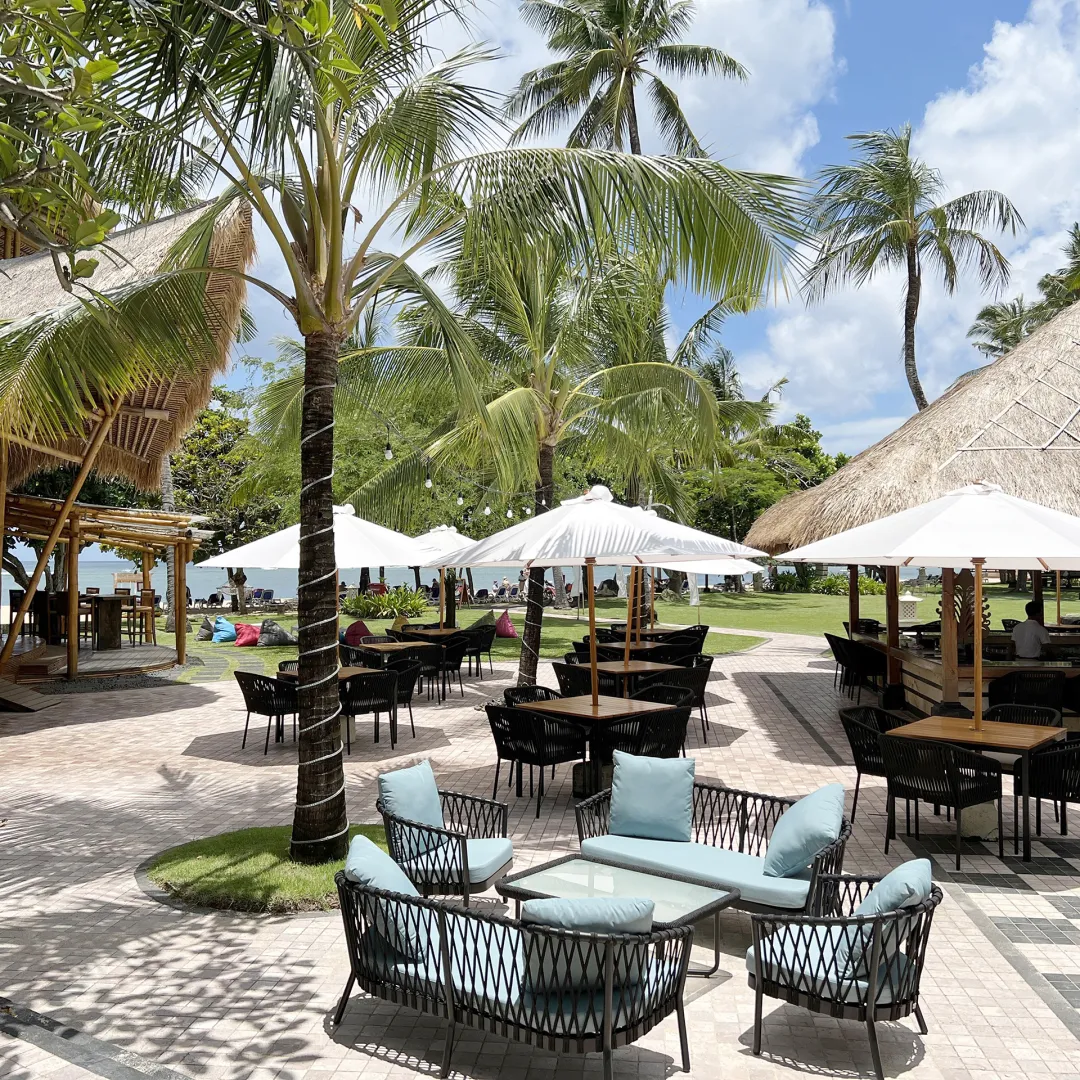 Nusa Dua Beach Hotel and Spa - The Chess Bar - Seating under coconut trees