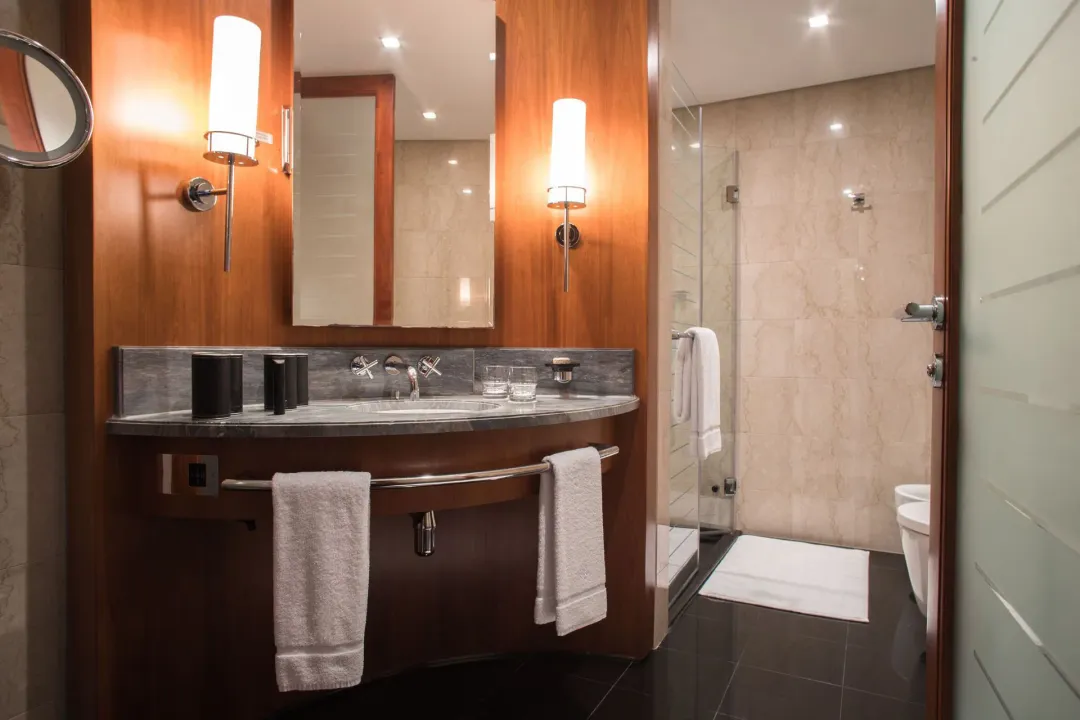 Jumeirah-Emirates-Tower-Deluxe-Room-Bathroom