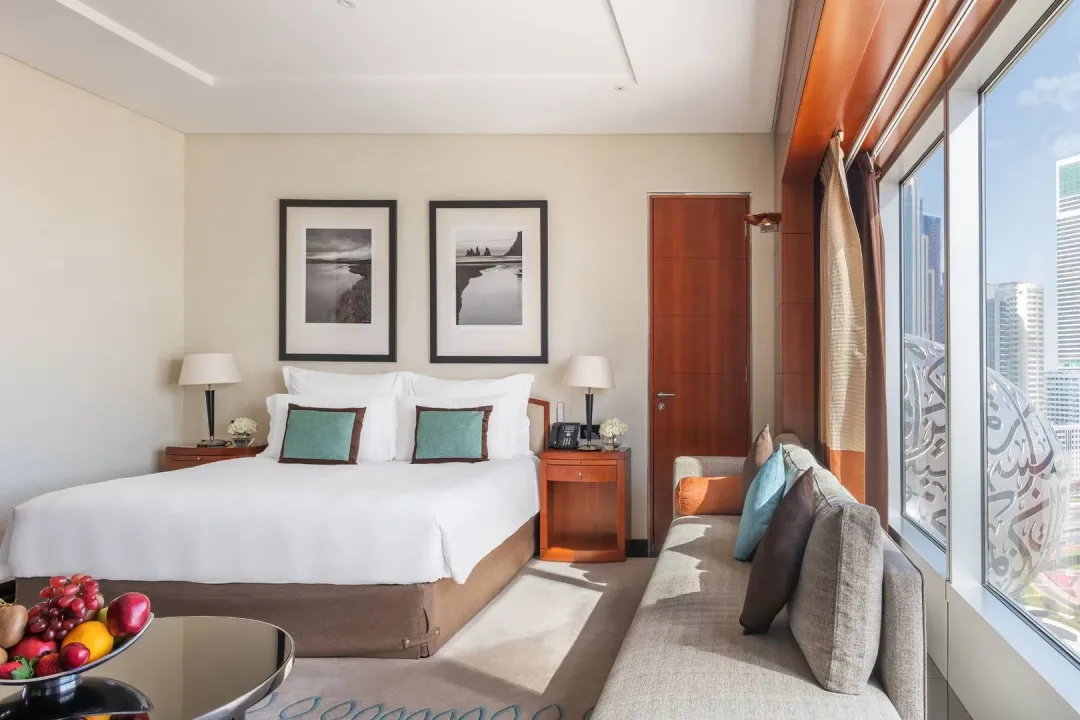 Jumeirah-Emirates-Tower-Deluxe-Room-King-Bed