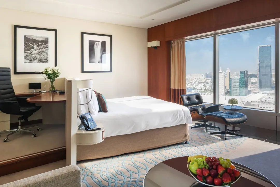 Jumeirah-Emirates-Tower-Premier-Deluxe-King-Bed